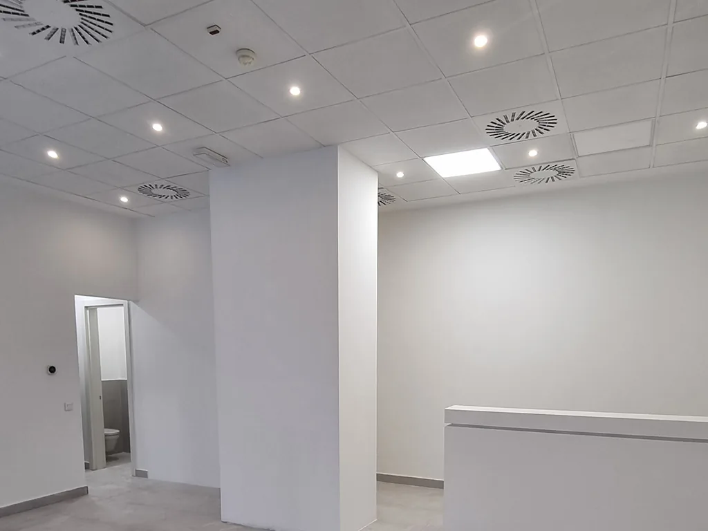 Okrečen lokal sa spuštenim plafonom