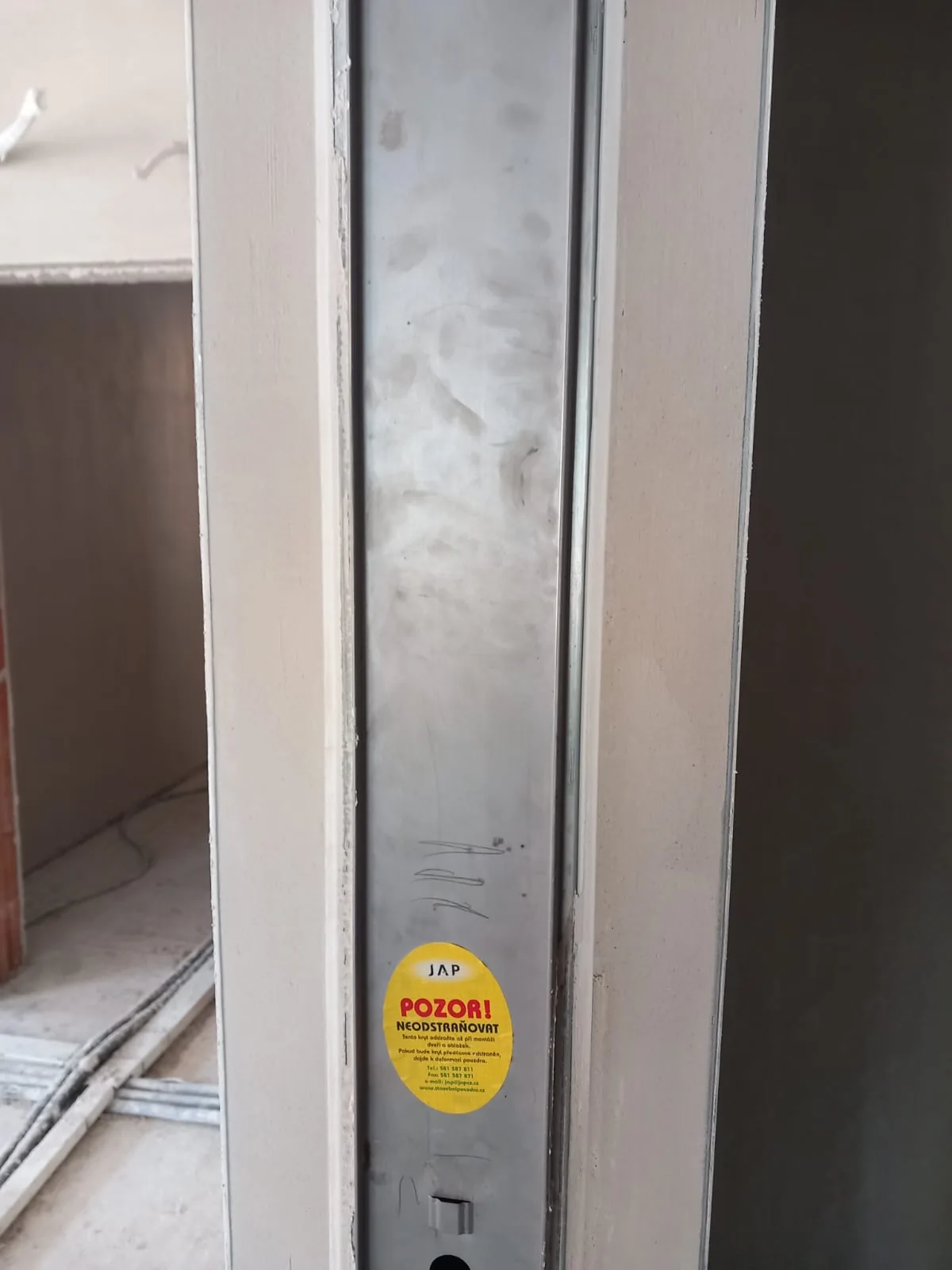 Obrada spoja maltera i stolarije oko kliznih vrata