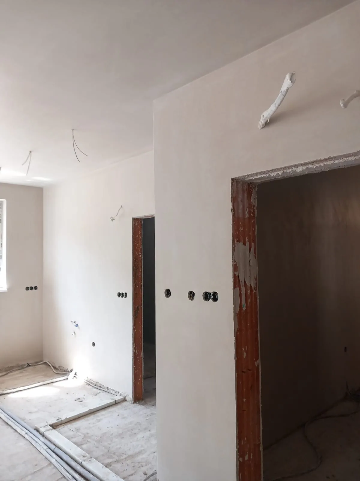 Mašinski malterisani zidovi i plafon u stanu