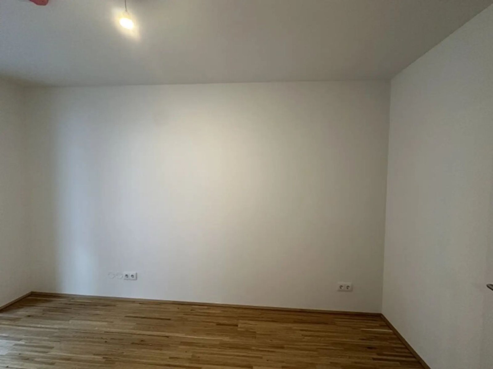 Veliki okrečen zid u dnevnoj sobi