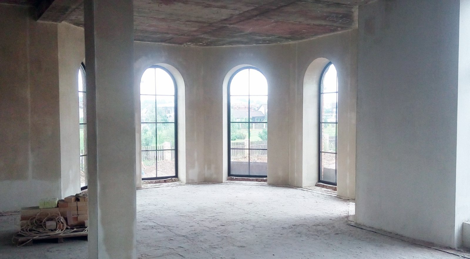 Ista prostorija posle mašinskog malterisanja, zidovi i špaletne u ravni